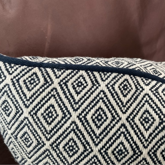 Throw pillow 20x20 blue and white - Picture 3 of 5